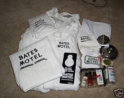 Psycho Bates Motel Shower Curtain Bath Robe Towels Lot | #66295820 Indoor Ideas, Norman Bates, Bates Motel, Spooky Halloween Decorations, Holiday Halloween, Bathroom Set, Alfred Hitchcock, Guest Bathroom, Room Themes