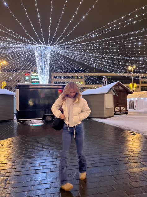 Christmas lights Christmas Pics Instagram, Cute Christmas Light Outfits, Seeing Christmas Lights Outfit, Outfit To See Christmas Lights, Winter Outfits For Christmas Lights, Christmas Light Outfit Ideas, Christmas Lights Date Night Outfit, Going To See Christmas Lights Outfit, Christmas Lights Poses