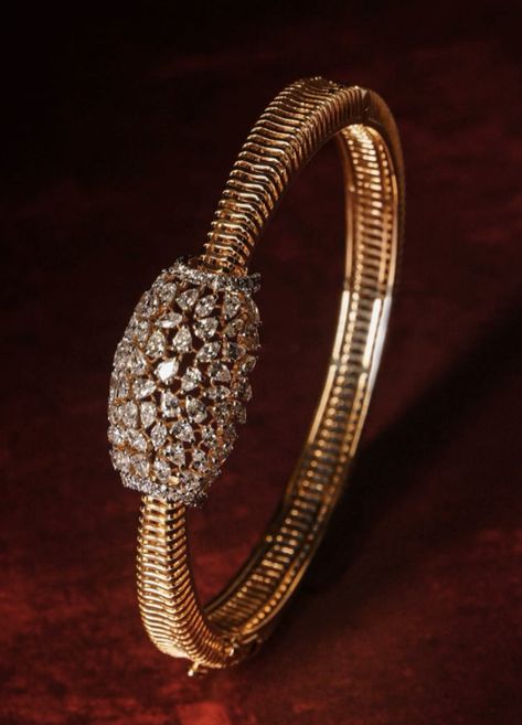 Diamond Bangles Indian, Gold Kada, 22k Gold Bangles, Gold Bangles Indian, Diamond Pendant Jewelry, Indian Jewelry Earrings, Diamond Bangles, Diamond Bracelet Design, Diamond Pendants Designs