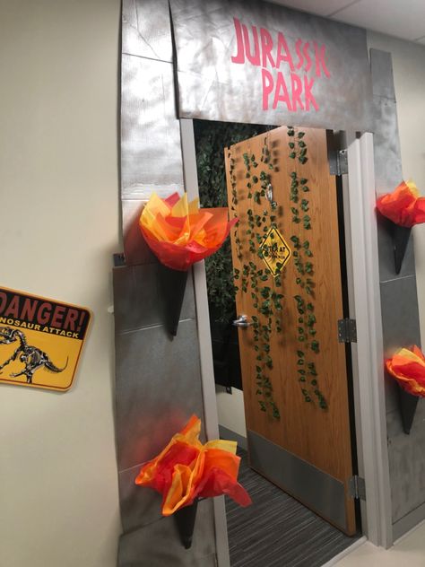 Jurassic Park Office Decor, Jurassic Park Jeep Diy, Jurassic World Gate Diy, Jurassic Park Party Decorations Diy, Jurassic Decorations, Jurassic Park Door, Jurassic Park Classroom, Jurassic Park Room, Dino Vbs