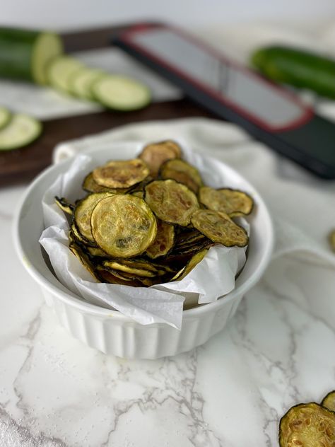 Easy Dehydrator Salt & Vinegar Zucchini Chips Dehydrate Cucumber Chips, Salt And Vinegar Cucumbers, Salt And Vinegar Cucumber Chips, Dehydrated Vegetables Chips, Dehydrated Veggie Chips, Salt And Vinegar Dehydrated Zucchini Chips, Vinegar Chips, Vanilla Iced Coffee, Vinegar Cucumbers