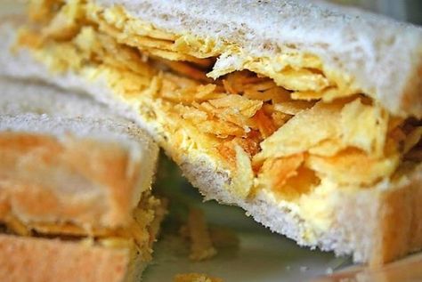 Crisp sandwiches :-) still love these Crisp Sandwich, Queso Cheddar, Irish Recipes, British Food, White Bread, Coleslaw, Potato Chips, Party Food, Kiwi