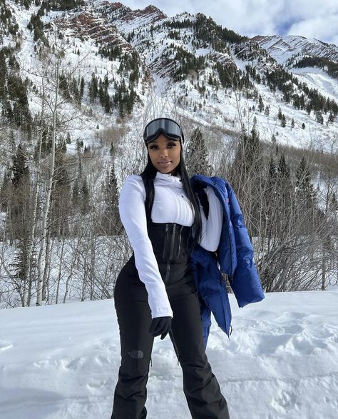 Ski Trip Outfit Woman, Aspen Outfit Winter, Cabin Trip Outfit, Ski Outfit For Women, Cabin Outfit, Ski Fits, Snow Fits, Ski Trip Outfit, Winter Outfits Snow