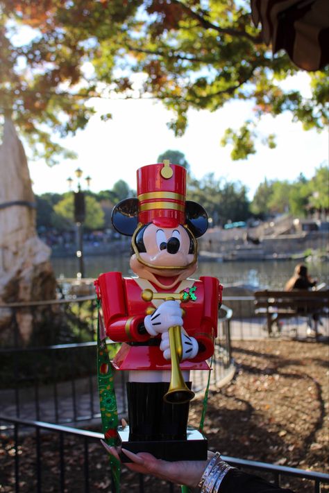 Disneyland Popcorn, Disney Popcorn, Holiday Popcorn, Disney Popcorn Bucket, Christmas Popcorn, Disney Photo Ideas, Nut Cracker, Popcorn Bucket, Christmas Disney