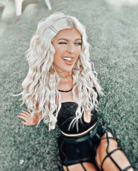 Shannon Taylor, Grey Hair Looks, Grey Pictures, Loren Gray, Gray Aesthetic, Teen Choice Awards, Portrait Photography Poses, James Charles, Famous Girls