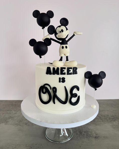 Happy Birthday to Ameer with this vintage Mickey cake. / Feliz cumpleaños a Ameer con este pastel vintage de Mickey. Custom cakes in Orlando Fl./Tortas personalizadas en Orlando Fl #cakesinorlando #customcakesinorlando #thecitybeautifulcakes #cakeart #orlandofl #vintagemickey #mickeycake #mickeymousecake Vintage Mickey Mouse Cake, Vintage Mickey Mouse Party, Mickey Mouse Cake Ideas, Pastel Mickey Mouse, Fifth Birthday Cake, Mickey Birthday Cakes, Mickey Cake, Birthday Party Boy, 12th Birthday Cake