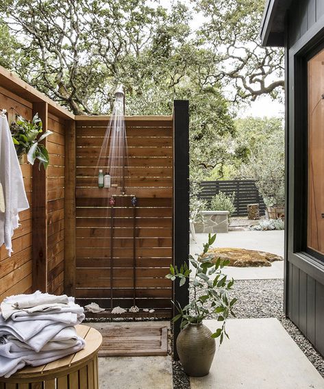 Take Bath Time Outside with These Stylish Showers and Tubs | Creative design ideas from simple kits to elegant personal waterfalls Outdoor Shower Inspiration, Outdoor Shower Ideas, Outside Showers, Outdoor Bathroom Design, Outdoor Bath, Shower Inspiration, Casa Exterior, Outdoor Bathrooms, Shower Design