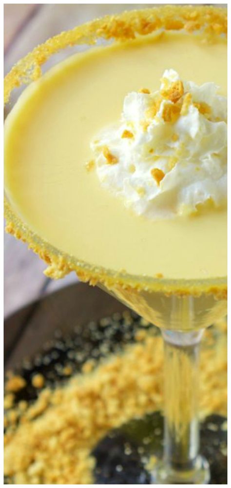 Lemon Meringue Pie Martini ~ Delectable cocktail that tastes just like a piece of lemon meringue pie. Hot Sausage Recipes, Marshmallow Vodka, Hot Sausage, Christmas Cocktail, Yellow Foods, Lemon Meringue Pie, Dessert Dips, Cheat Day, Meringue Pie