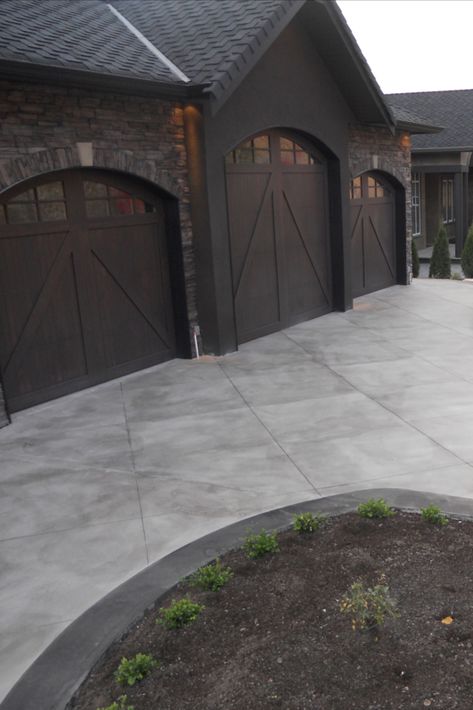 Front Of House Concrete Ideas, Patio Landscaping Border, Stamp Concrete Driveway, Stained Driveway Concrete, Concrete And Paver Driveway, Stain Concrete Driveway, Stamped Driveway Concrete, Concrete Driveway Makeover, Cement Driveway Ideas