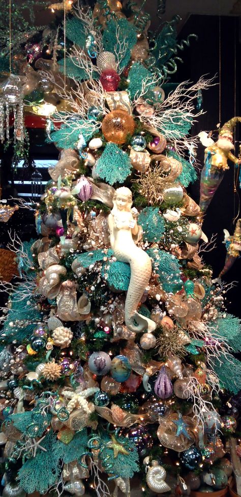 Love this beach inspired Christmas tree. We have a Seaside tree in our home and it's my FAVORITE! Remember the sea; even in the snow :-) Mermaid Christmas Tree, Seaside Christmas, Beach Christmas Trees, Coastal Christmas Tree, Florida Christmas, Coastal Christmas Decor, Mermaid Christmas, Christmas Tree Decorating Themes, Beachy Christmas