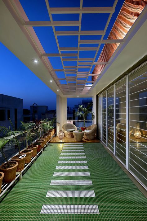 Klein Balkon Decor, Roof Garden Design, Small Balcony Garden, Terrace Garden Design, Terrace Decor, Rooftop Terrace Design, Rooftop Design, Small Balcony Design, Modern Exterior House Designs