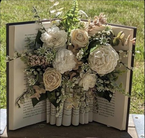 Unique Flower Arrangements Creative Floral Design, Hymn Crafts, Flower Wedding Ideas, Centerpiece Tutorial, Wedding Ideas Diy, Book Vase, Paper Flower Wedding, Book Centerpieces, Diy Centerpiece