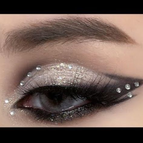 White Glitter Makeup, Medusa Makeup, Glitter Makeup Tutorial, Silver Eye Makeup, Make Up Designs, Black Eye Makeup, Silver Makeup, Elegantes Makeup, Dag Make Up