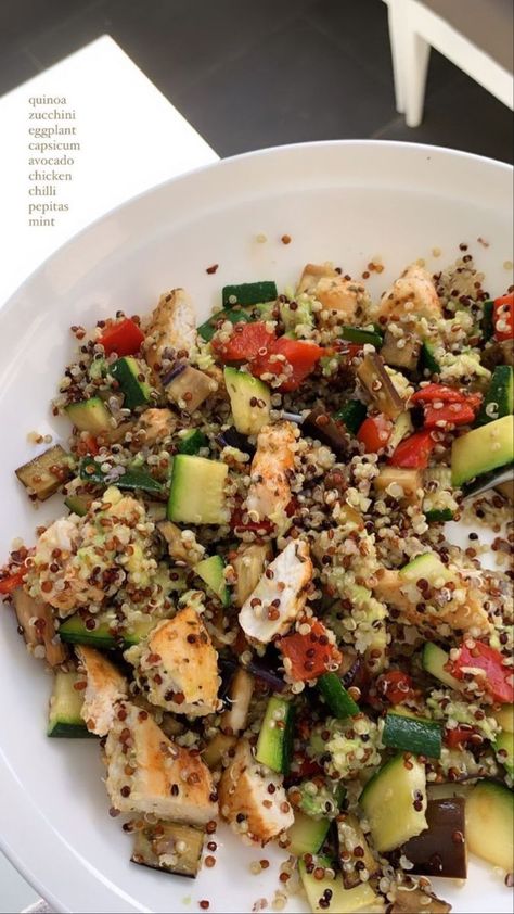 Quinoa Salad Aesthetic, Chicken Quinoa Salad, Plats Healthy, Chicken Quinoa, Healthy Food Inspiration, Lost 100 Pounds, Healthy Lifestyle Food, Quinoa Salad, Healthy Meal Prep