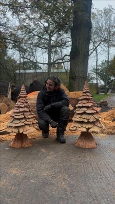 Christmas Trees From Tree Trunks by Michael Jones Chainsaw Sculptor Carved Tree Stump, Chainsaw Carving Patterns, Chain Saw Art, Wooden Xmas Trees, Chainsaw Wood Carving, Wood Log Crafts, Wood Carving Art Sculpture, Handmade Wood Crafts, Wood Art Diy