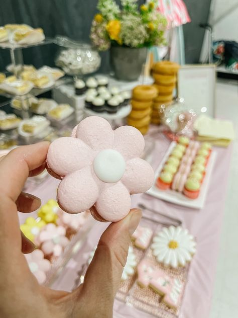 Custom Macarons, Sweet First Birthday, Daisy Theme, Flower Theme, Pink Details, Gluten Free Sweets, French Macarons, Event Themes, Gluten Free Desserts