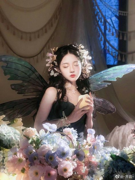 Fairy Photoshoot, Fairies Photos, Illustration Manga, Fairy Aesthetic, Body Reference Poses, Fantasy Photography, Photoshoot Concept, Poses References, 영감을 주는 캐릭터