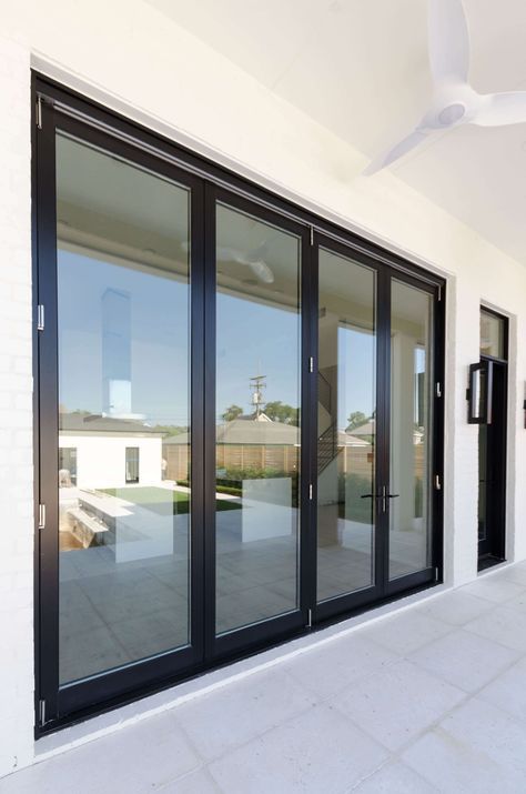 Aluminum Windows Modern, Glass Window Design Modern, Modern Aluminum Windows Design, Black Aluminium Doors, Window Designs Exterior, Aluminum Doors Modern, Black Aluminum Windows, Black Aluminium Windows, Modern Windows Exterior