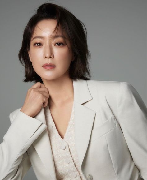 Kim Hee Sun, Short Hair Bride, Portrait Photoshoot, Professional Portrait, Business Portrait, Korean Actresses, Korean Celebrities, Female Poses, Fashion Photoshoot