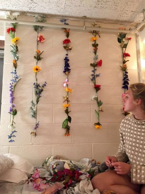 10 Spring Dorm Room Decor Ideas That Will Freshen Up Your Space Dorm Room Decor Ideas, Diy Dorm Decor, Flowers Hanging, Dorm Diy, Hanging Flower Wall, College Dorm Rooms, Spring Diy, Room Decor Ideas, Décor Diy