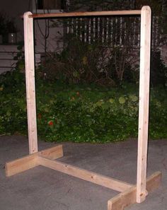 Diy Clothing Rack, Wooden Clothes Rack, Garage Sale Tips, Diy Clothes Rack, Sale Ideas, Hemma Diy, Craft Show Displays, English Springer, Craft Booth