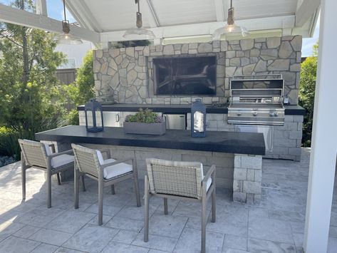 Modern Mediterranean Outdoor Kitchen, Diy Outdoor Kitchen Island, Pool Kitchen Outdoor, Grey Outdoor Kitchen, Backyard Kitchen And Pool, Backyard Bar And Grill Ideas, Pool With Outdoor Kitchen, Pool Outdoor Kitchen, Luxury Pools Backyard