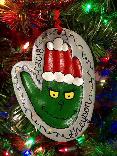 Clay Hand Print Ornaments, Saltdough Diy Christmas, Grinch Salt Dough Ornament, Grinch Handprint Ornament, Grinch Crafts Diy For Kids, Toddler Ornaments Diy, Handprint Christmas Ornaments, Christmas Handprints, Salt Dough Handprint Ornaments