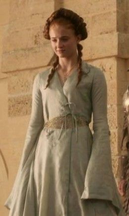 Sophie Turner as Sansa Stark, Game of Thrones Season 1 Sansa Stark Fashion, Sansa Stark Dress, Game Of Thrones Season 1, Jessica Alba Dress, Game Of Thrones Dress, Game Of Thrones Sansa, Got Costumes, Best Costumes, Tudor Fashion