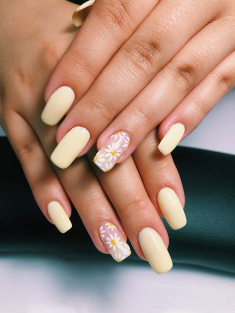 Short Nails Art Summer 2023, Pastel Yellow Lemon Nails, Pale Yellow Nail Ideas, Matte Daisy Nails, Pastel Yellow Daisy Nails, Daisy Yellow Nails, Yellow Wedding Nails For Bride, Pale Yellow Nails With Daisy, Light Yellow Nails Pastel