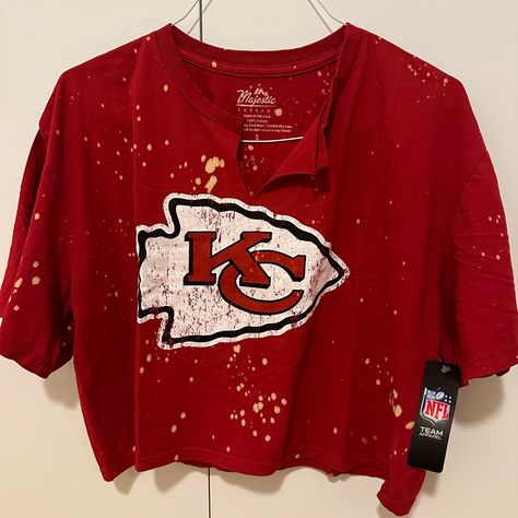 Absolutely Adorable And So Soft Nwt Kansas City Chiefs Tee For Your Gameday Needs. Great For Swifties Or Chiefs Fans. Cropped Tee. No Flaws, Just Too Big On Me Kc Cheifs, Shirt Refashion, Team Apparel, Kansas City Chiefs, Crop Tee, Kansas City, Aesthetic Clothes, Crop Tops, My Style