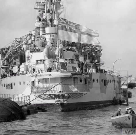 Stern view of 15 in Queen Elizabeth class battleship HMS Warspite - the recipient of more Battle honours across two World Wars than any other capital ship, irrespective of nationality. Hms Queen Elizabeth, Hms Hood, Royal Navy Ships, Navy Aircraft Carrier, Capital Ship, Navy Military, Naval History, Navy Aircraft, Pearl Harbor