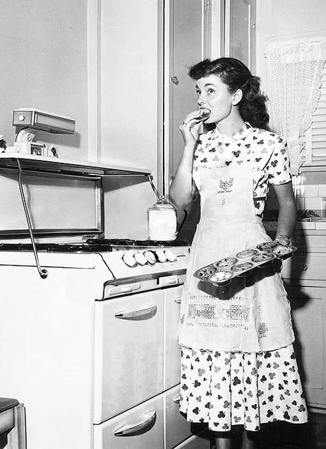 Ann Blyth, Vintage Housewife, Homemade Goodies, Retro Housewife, Something Navy, Domestic Goddess, Foto Vintage, Vintage Life, Hollywood California