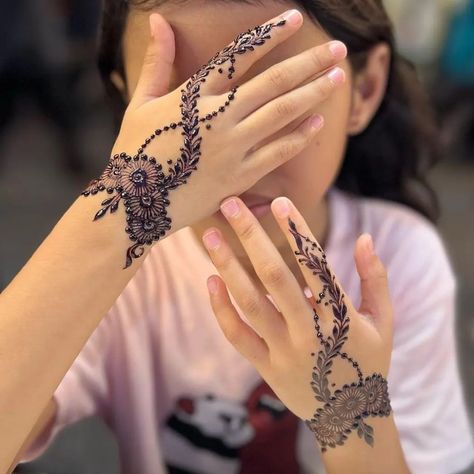 Children Mehndi Design, Baby Girl Mehndi Design, Bridesmaid Henna, Mehendi Designs For Kids, Hina Design, Hina Designs, Mhndi Design, Baby Mehndi, Mehndi Design For Beginners