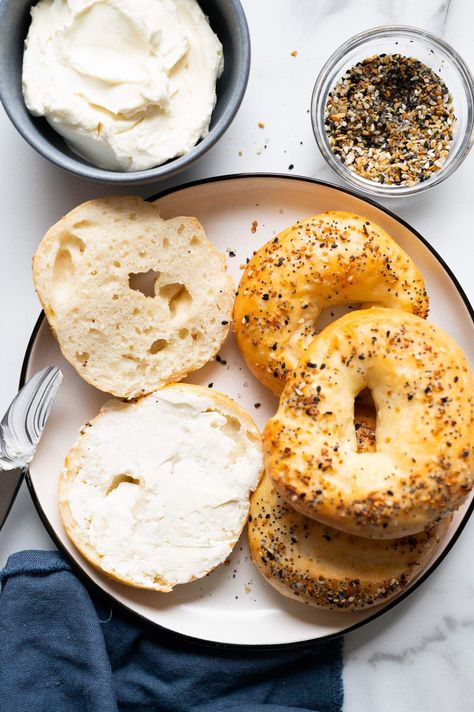 Greek Yogurt Bagels (14 Grams of Protein) - iFoodReal.com Cottage Cheese Bagels, High Protein Bagels, Greek Yogurt Bagels, Greek Yogurt Bread, Yogurt Bagels, Bagel Calories, Protein Bagels, Bagel Recipes, Bagel Recipe Easy