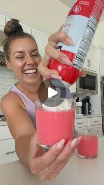 Sam Gwaz MS CISSN CSCS on Instagram: "LOW CALORIE, HIGH PROTEIN, HIGH VOLUME, & EASY AF. mark my words, this is THE sweet treat of summer 👏🏼  *you can further lower the calories (and protein) by just mixing jello with yogurt like @mirandabrady (recipe inspo) without compromising taste/texture!  servings: 4 85 calories (4c/0.6f/13.5p)  INGREDIENTS: sugar free jello packet (i used family size) 🍓 2 containers (~300g) greek yogurt, i used @chobani zero sugar strawberry cheesecake 1 scoop whey (i used strawberry flavor from @1stphorm level 1- not all proteins will mix in well but this one does!)  INSTRUCTIONS: 1. mix jello according to package instructions 2. whisk in yogurt one at a time 3. pour into individual containers 4. allow to set in fridge for at least 1-2 hrs 5. top with whip and f Jello With Yogurt, Jello Protein, Metabolic Renewal, Ww Deserts, Makayla Thomas, Carb Cycling Meal Plan, Low Calorie High Protein, Mark My Words, Protein Yogurt