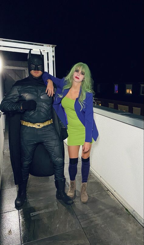 Dc Couples Costumes, Couple Costumes Brunette, Comiccon Costume Ideas Couple, Joker And Batman Couple Costume, Batman And Joker Couple Costumes, Movie Couple Costume Ideas, Couples Costume Horror Movie, Marvel Couple Costume, Blonde Couple Costumes