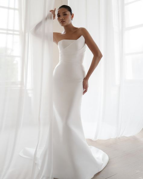 Celebrate 25 years of timeless elegance with @annebargebride's Fall/Winter 2025 Bridal Collection. 🌟 From the grandeur of Lynnewood Hall to the intricate floral details and luxurious fabrics like Italian Radzimir and Tulle, this collection beautifully blends tradition with modern sophistication. Lynnewood Hall, Anne Barge, Bridal Inspiration, Wedding Bridesmaid Dresses, Luxury Fabrics, Bridal Collection, 25 Years, Timeless Elegance, Fashion News