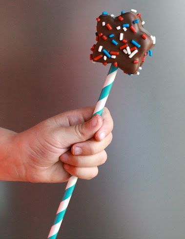 Star Marshmallow Pops, especially perfect for a 4th of July party | Cool Mom Picks 4th Of July Treats, Patriotic Treats, Treats For Kids, Patriotic Food, Kids Treat, Fourth Of July Food, Marshmallow Pops, Patriotic Party, Festive Treats