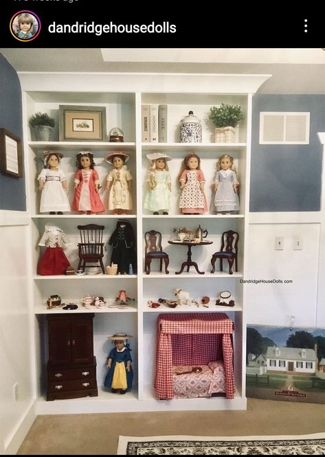 Doll House Shelf Diy, Porcelain Doll Display Ideas, American Girl Doll Display, Doll Collection Display Ideas, American Girl Organization, Doll Display Ideas Shelves, Doll Display Ideas, American Girl Doll Storage, Doll Collection Display