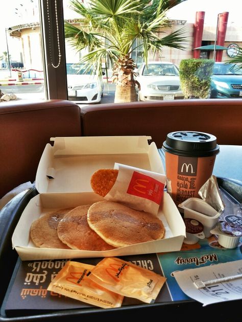 McDo coffee and pancakes Mcdo Breakfast Aesthetic, Mcdo Coffee, Mcdonald's Pancakes, Coffee And Pancakes, Mcdonalds Pancakes, Photo Wall Collage, Food Pin, Best Breakfast, Food Cravings