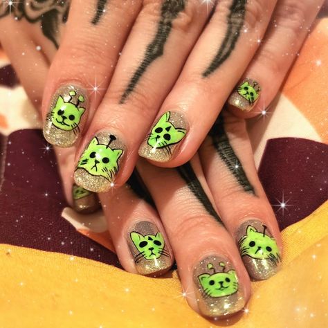 gnap gnarp 👽 by @/lilitaylornails on insta Alien Nails, Alien Cat, Horror Nails, Cat Nails, Funky Nails, Fashion Nails, Aliens, Cute Nails, Nail Art