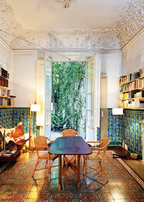 A Barcelona Renovation by Benedetta Tagliabue - Dwell Bohemian House, Deco Boheme, Table Chairs, Design Del Prodotto, Cool Ideas, Style At Home, Bohemian Home, Home Fashion, Bohemian Decor