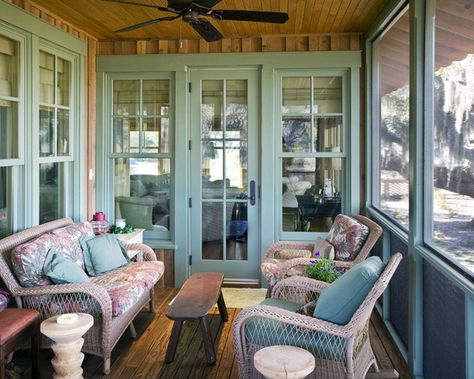 Screened Porch Half Wall Ideas, Pictures, Remodel and Decor Small Screened Porch, Front Porch Seating, Sunroom Windows, Back Porch Designs, Porch Design Ideas, Cottagecore Room, Traditional Porch, Porch Life, Balkon Decor