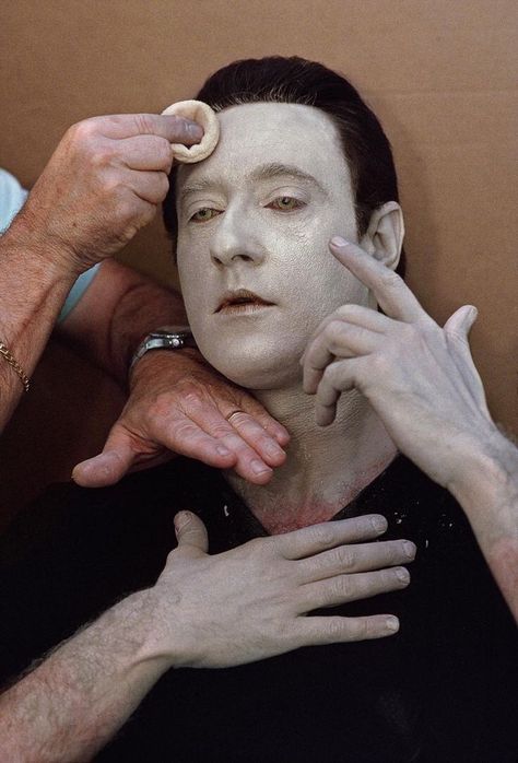 Brent Spiner getting his make up done Star Trek First Contact, Uss Enterprise D, Brent Spiner, Star Trek Data, Star Trek Cast, Paddy Kelly, Steve Mccurry, Star Trek Images, Starship Enterprise