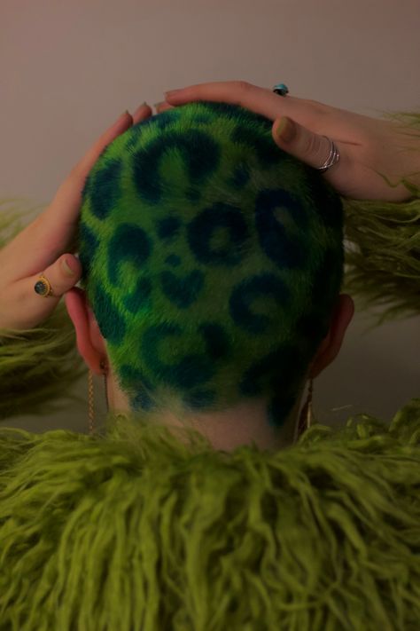 Dyed Hair Buzzcut, Buzzcut Pattern, Girl Buzzcut, Buzzcut Dyed Hair, Green Dyed Hair, Dyed Buzzcut, Buzzcut Hair, Photoshoot Ideas Instagram, David Hair