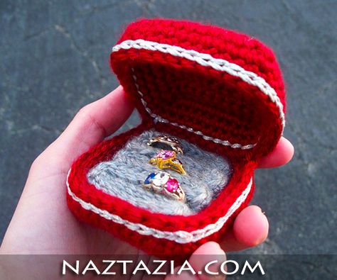 Ravelry provides a link so you can buy the magazine that this pattern originally appeared in. Crochet Ring Holder, Crochet Ring, Sewing Jewelry, Finger Crochet, Crochet Jewellery, Crochet Box, Crochet Rings, Ring Storage, Crochet Basket