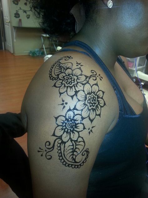 Shoulder Henna Tattoos For Women, Henna Shoulder Designs, Shoulder Henna Designs, Henna Shoulder Tattoo, Henna Designs Shoulder, Henna Neck Tattoo, Neck Henna Designs, Shoulder Henna Tattoo, Henna Tattoo Shoulder