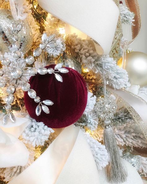 Velvet Christmas Ornaments, Pretty Christmas Ornaments, Elegant Christmas Tree Decorations, Burgundy Christmas, Sparkly Christmas, Silver Christmas Decorations, Velvet Christmas, Elegant Christmas Trees, Christmas Themes Decorations