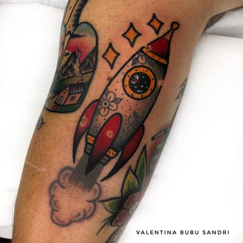 Valentina Bubu Sandri on Instagram: “#razzo #rocket #rockettattoo #traditionalrocket #colour #colourtattoo #tattoo #traditional #traditional_tattoo #traditionaltattoo…” Rocket Ship Tattoo, Spaceship Tattoo, Rocket Tattoo, Dna Tattoo, Universe Tattoo, Ship Tattoo, Tatuaje A Color, Pin Up Tattoos, Traditional Tattoo Art