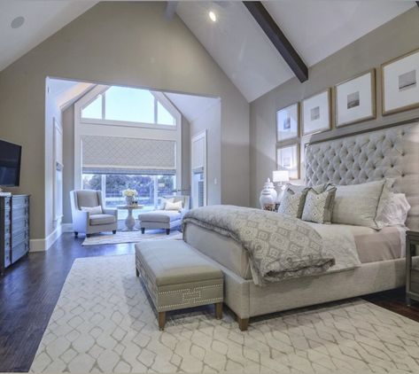 Big Bedroom Luxury, Mansion Bedroom, Parents Bedroom, Bedroom Seating Area, Bedroom Addition, Couple Room, Big Bedrooms, Parents Room, Grey Dining Room